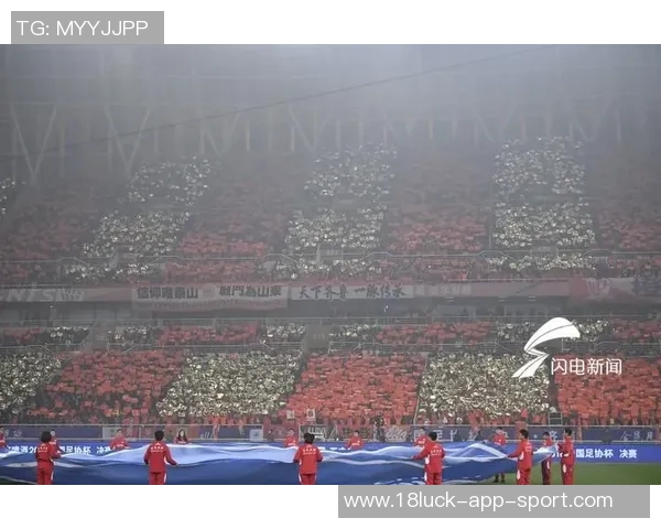 震撼场面拜仁球迷赛前展示TIFO并燃放烟花点燃全场气氛