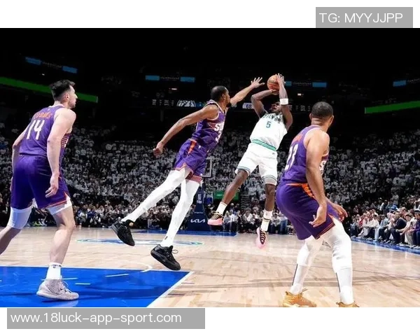 克拉克斯顿半场表现出色11投6中贡献13分7篮板2助攻1抢断