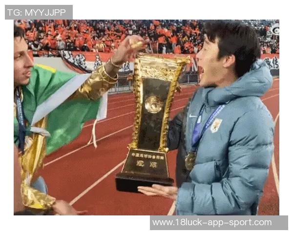 山东泰山庆祝成立32周年五次夺顶级联赛冠军八次捧足协杯奖杯